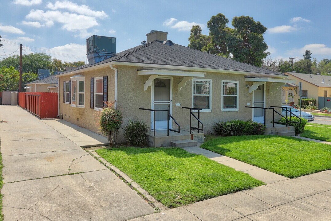 1004 W Clark Ave in Burbank, CA - Foto de edificio
