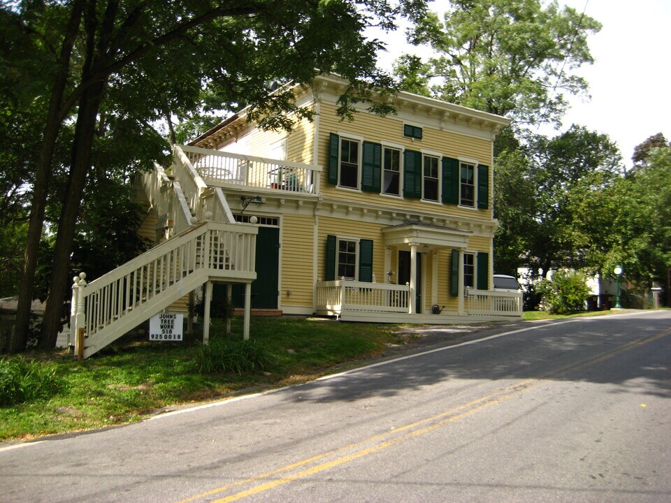 806 Gahbauer Rd in Hudson, NY - Building Photo