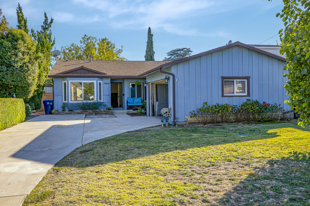 15808 Valerio St in Van Nuys, CA - Foto de edificio