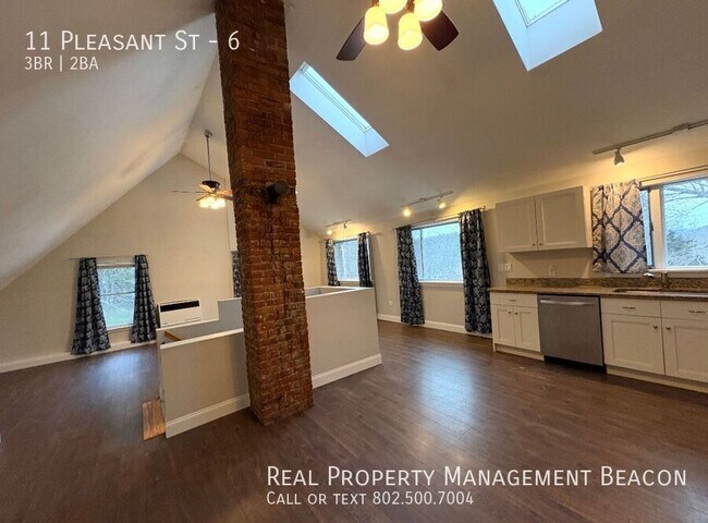 11 Pleasant St in Sunapee, NH - Building Photo - Building Photo