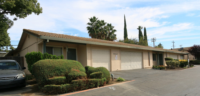 7047 Greenback Ln in Citrus Heights, CA - Foto de edificio - Building Photo