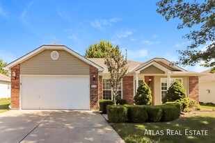 817 Coventry Ln in Raymore, MO - Building Photo