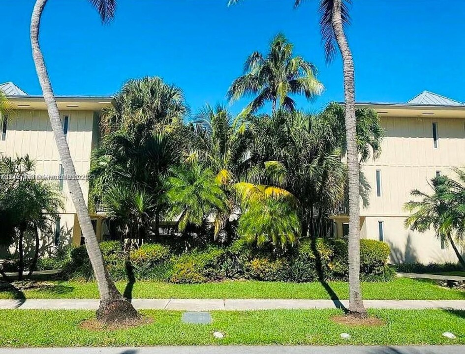 255 Sunrise Dr in Key Biscayne, FL - Building Photo