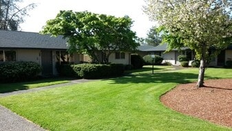 Saddle Butte Duplexes in Winchester, OR - Building Photo