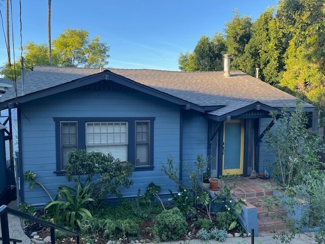 2598 Adelbert Ave in Los Angeles, CA - Foto de edificio