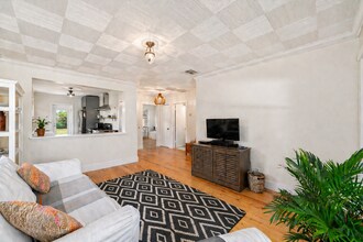 221 S M St in Lake Worth Beach, FL - Foto de edificio - Building Photo