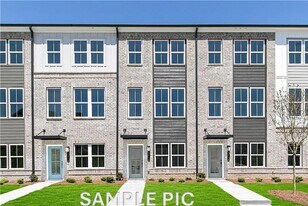 1420 Creekside Cir NW in Atlanta, GA - Building Photo