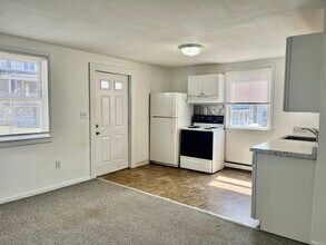 51 Windham Ave-Unit -3 in Colchester, CT - Building Photo - Building Photo