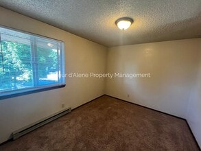 147 E Willow Tree Ln in Hayden, ID - Building Photo - Building Photo