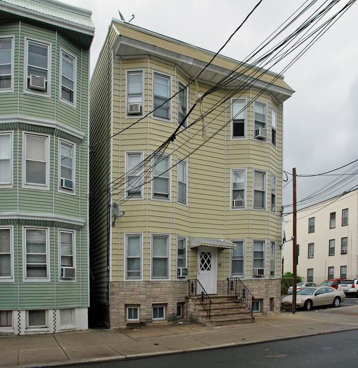 19 Kingsland Ave in Harrison, NJ - Building Photo