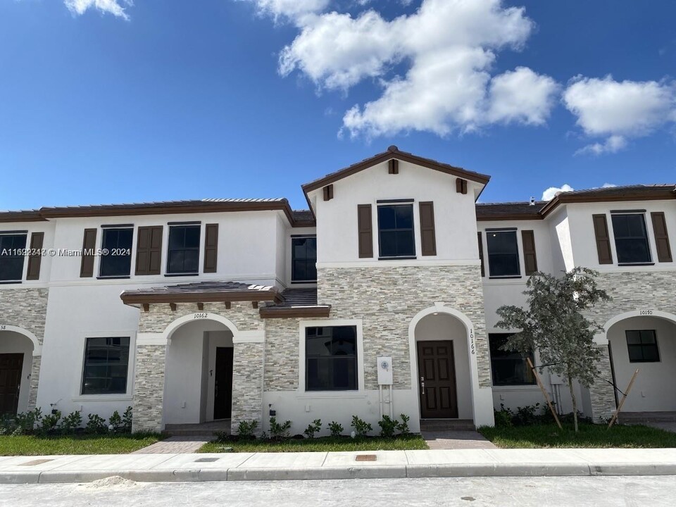 10133 SW 228th Ter in Cutler Bay, FL - Building Photo