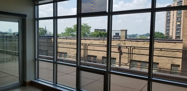 1550 E Royall Pl, Unit 408 in Milwaukee, WI - Building Photo - Building Photo