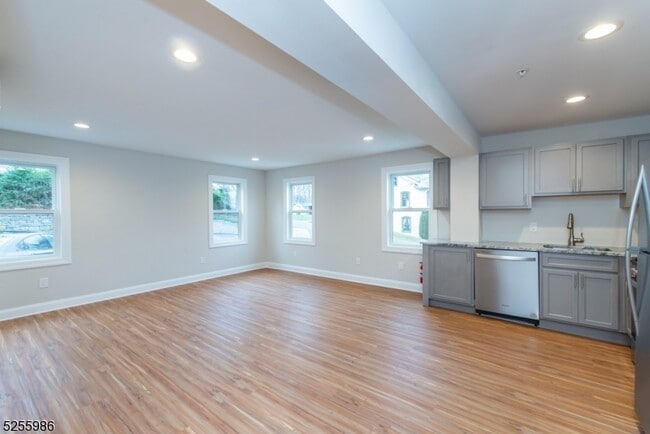 122 Main St in Newton, NJ - Building Photo - Building Photo