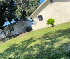 213 10th St NW, Unit 213-A in Moore Haven, FL - Building Photo