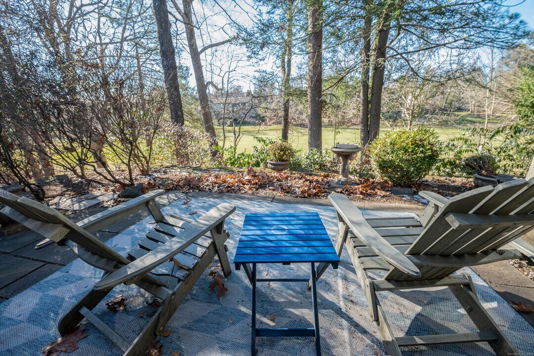 123 Heritage Vlg in Southbury, CT - Building Photo