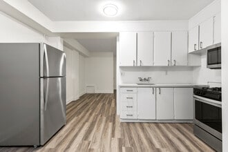 University Apartments - 8 St. Thomas in Toronto, ON - Building Photo - Building Photo