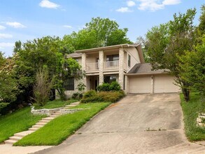 9305 Rolling Oaks Trail in Austin, TX - Building Photo - Building Photo