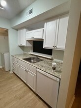 30 Mathews Dr in Hilton Head Island, SC - Building Photo - Building Photo