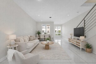 10220 NW 63rd Ter in Doral, FL - Building Photo