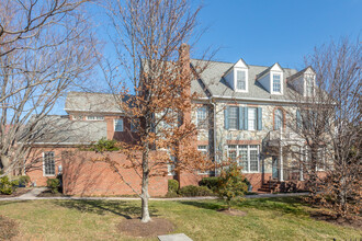 Evan Farm Condos in McLean, VA - Foto de edificio - Building Photo