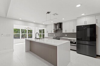 1833 NW 104th Ave in Coral Springs, FL - Foto de edificio - Building Photo