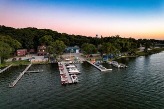 117 Nippersink Blvd in Fox Lake, IL - Foto de edificio - Building Photo