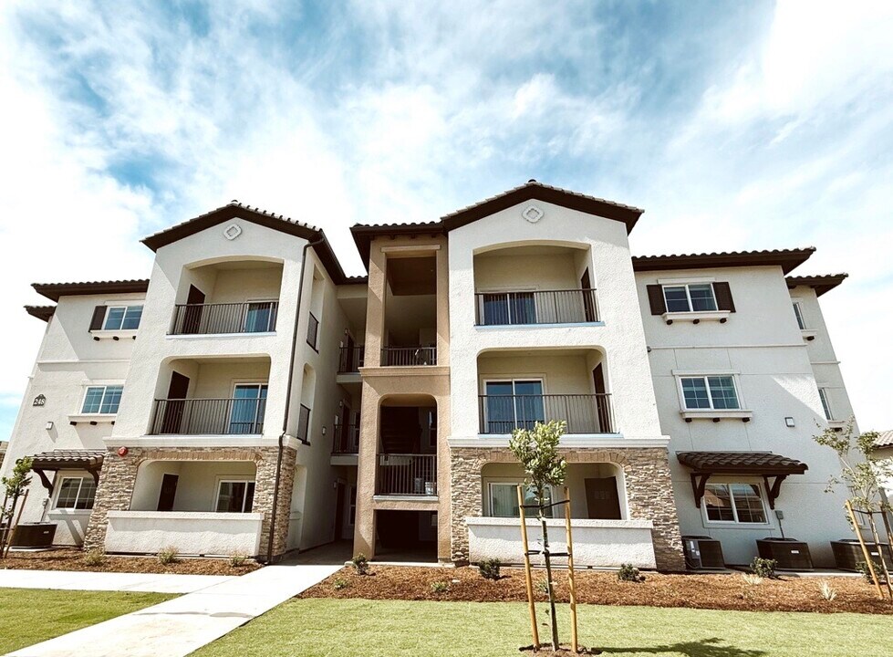 The Village at Shannon Way in Visalia, CA - Building Photo