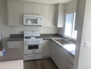 708 W Gage Ave, Unit 1 in Los Angeles, CA - Foto de edificio - Building Photo