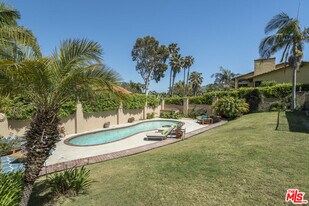 7036 Grasswood Ave in Malibu, CA - Building Photo