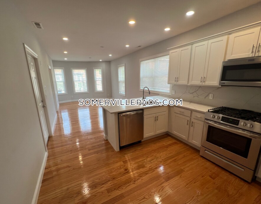 126 Cross St in Somerville, MA - Building Photo
