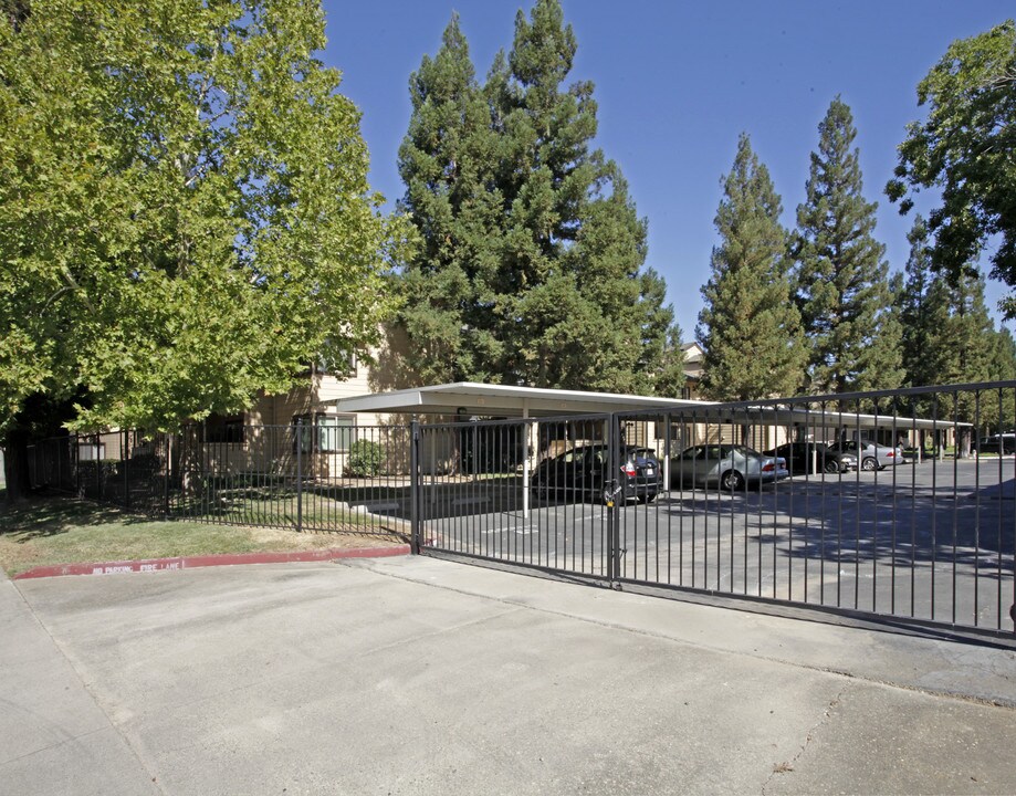 Highlands Apartments in Sacramento, CA - Building Photo