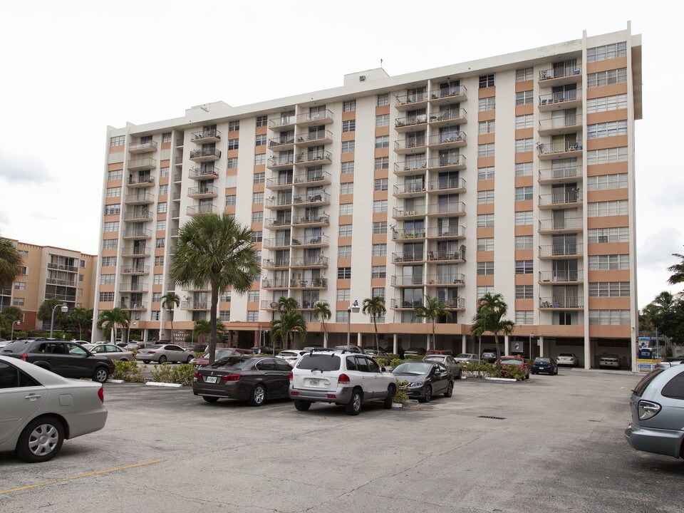 Stratford House Condominiums in North Miami Beach, FL - Building Photo