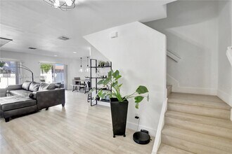 5326 SW 126th Ave in Miramar, FL - Foto de edificio - Building Photo