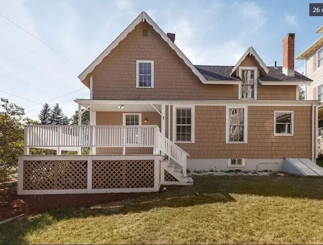 373 Pleasant St in Melrose, MA - Foto de edificio - Building Photo