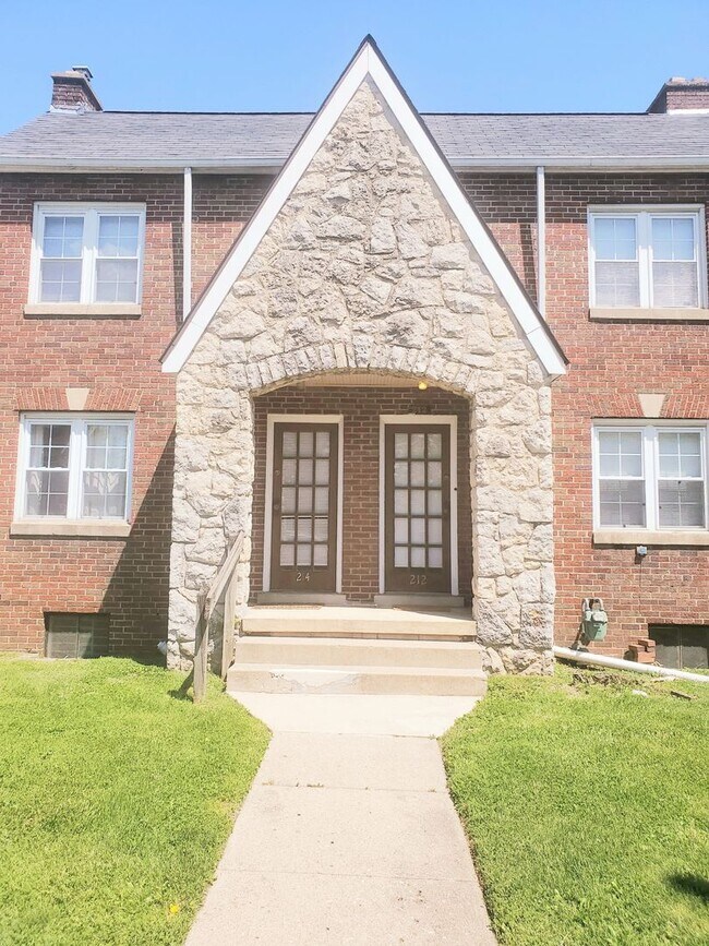 230 W Pacemont Rd in Columbus, OH - Building Photo - Building Photo