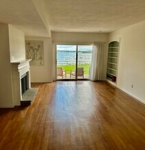 4480 Post Rd, Unit 4 in East Greenwich, RI - Foto de edificio - Building Photo