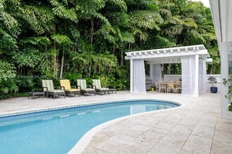 8650 Old Cutler Rd in Coral Gables, FL - Foto de edificio - Building Photo