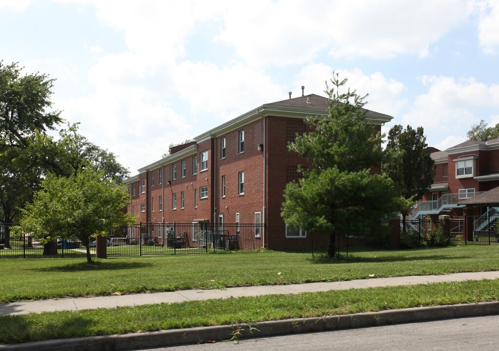 Watkins Court in Kansas City, MO - Building Photo