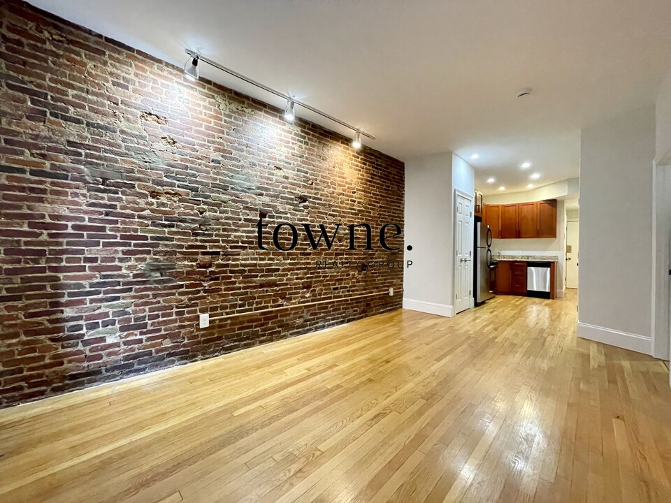 85 Cedar St, Unit 2 in Boston, MA - Building Photo