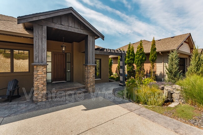 678 Kuipers Crescent in Kelowna, BC - Building Photo - Building Photo