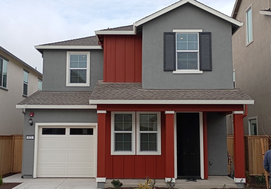 821 Lake Park Cir in Galt, CA - Building Photo