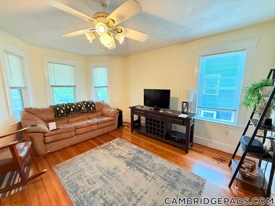 21 Dover St in Cambridge, MA - Building Photo