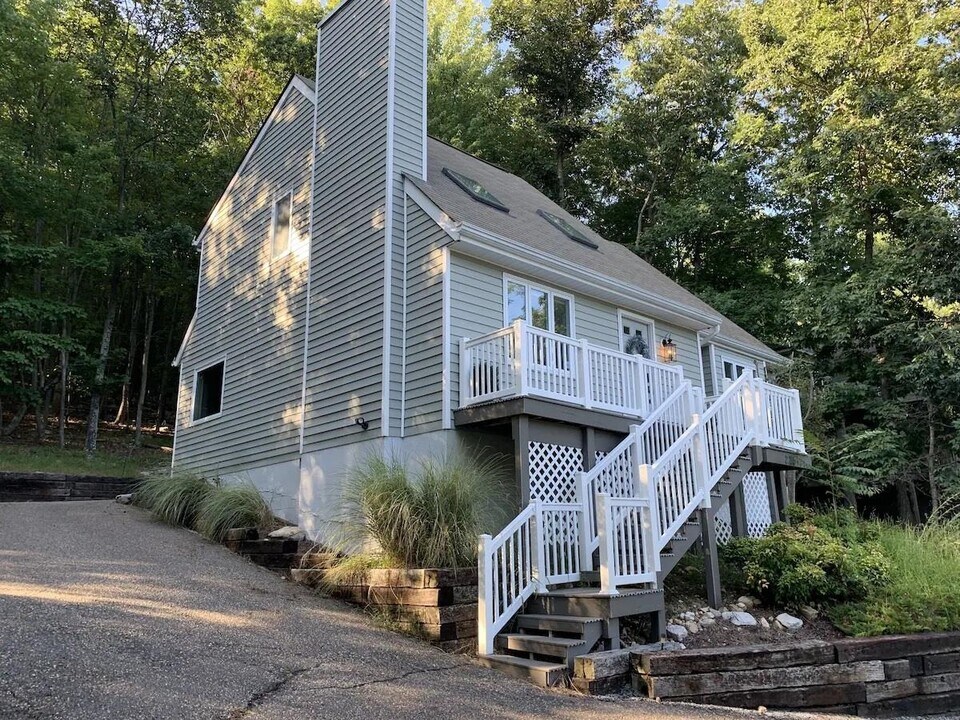 225 Grouse Dr in McGaheysville, VA - Foto de edificio