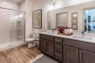 Legends 267 in Kansas City, KS - Foto de edificio - Building Photo