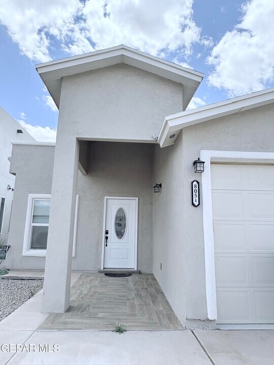 805 TS Daniel Cadena Dr in Socorro, TX - Building Photo