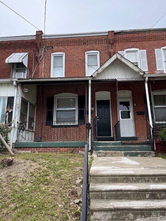 229 E 13th St in Chester, PA - Building Photo