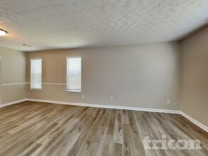 305 Sarasota Ln in Locust Grove, GA - Building Photo - Building Photo