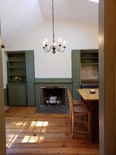 121 Pleasant St, Unit Main House in Middleboro, MA - Foto de edificio - Building Photo