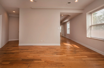7223 N Rogers Ave, Unit 1 in Chicago, IL - Foto de edificio - Building Photo