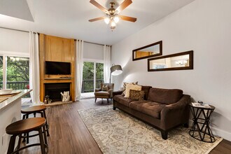 2010 Jones Rd, Unit D in Austin, TX - Foto de edificio - Building Photo